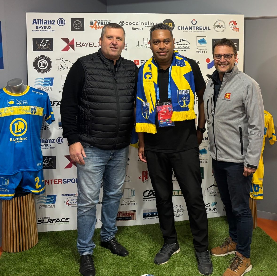 Romain Féret, Présindet Ligue de Normandie, Luis Ferreira-Pavesi, Président Bayeux FC et Sylvain Letouzé, Conseiller Régional